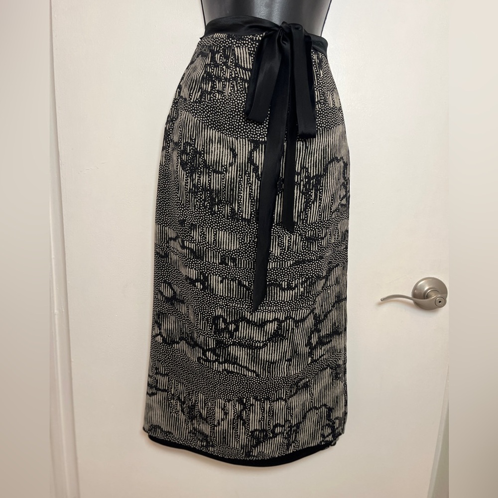 Max Mara Beige and Black Textured Silk Wrap Skirt Size 10